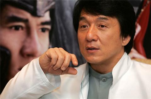 成龙回应“反悔裸捐“:留房祖名